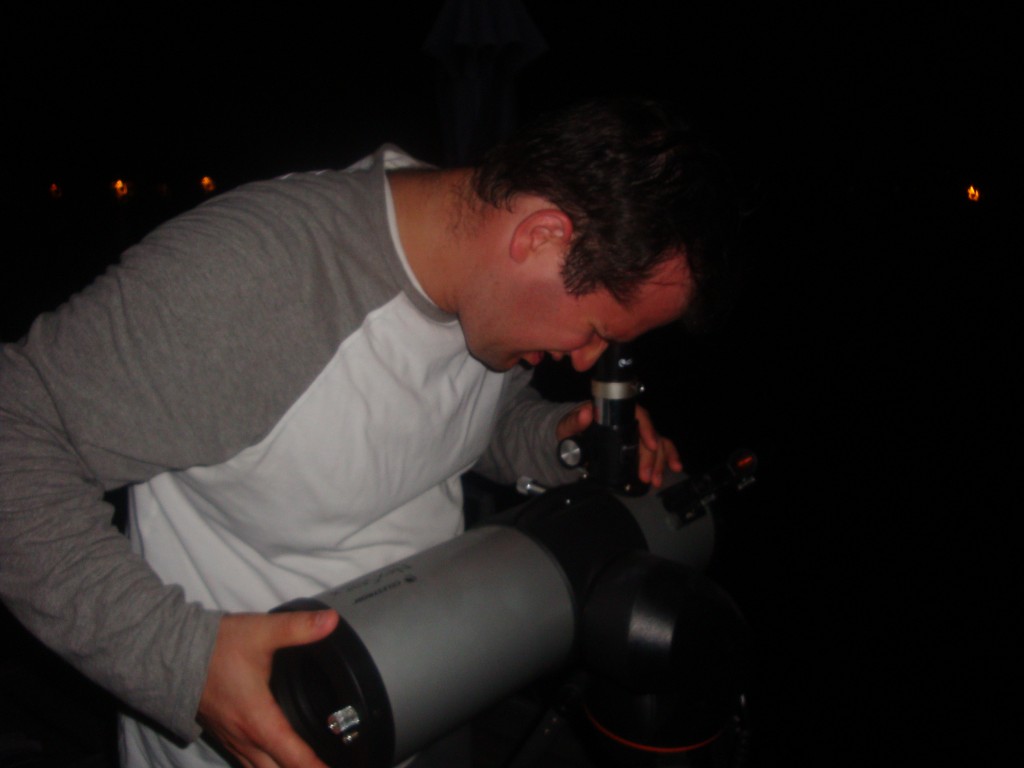 Mon homme qui place le téléscope.