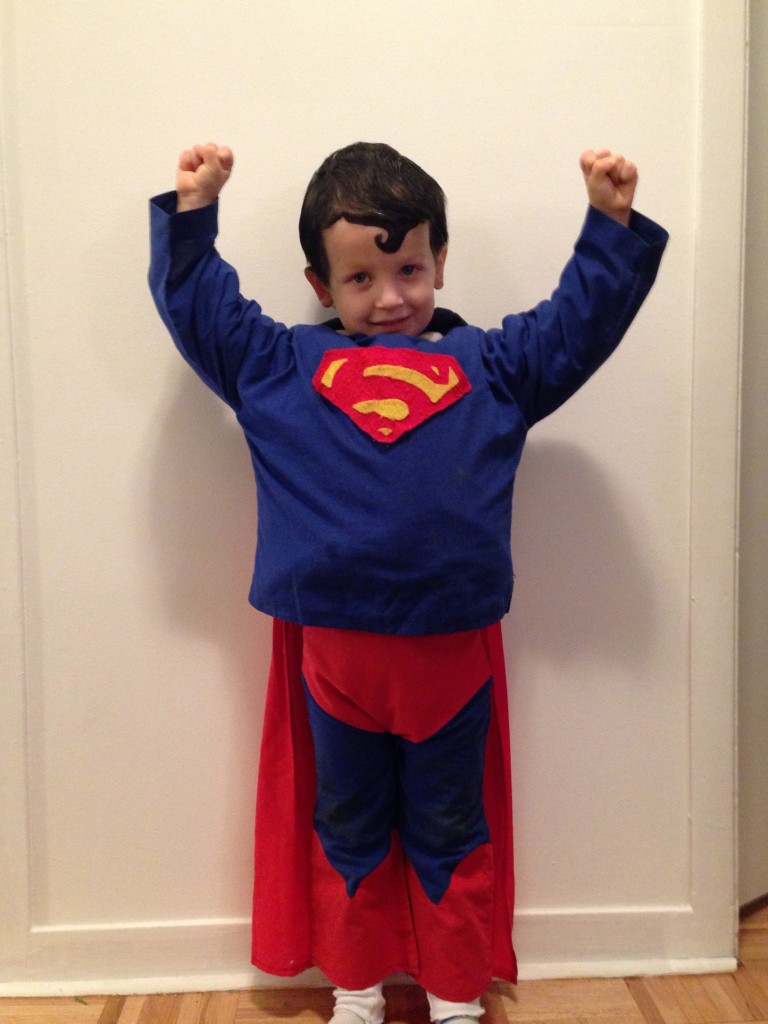 Super man qui nous montre ses gros muscles.